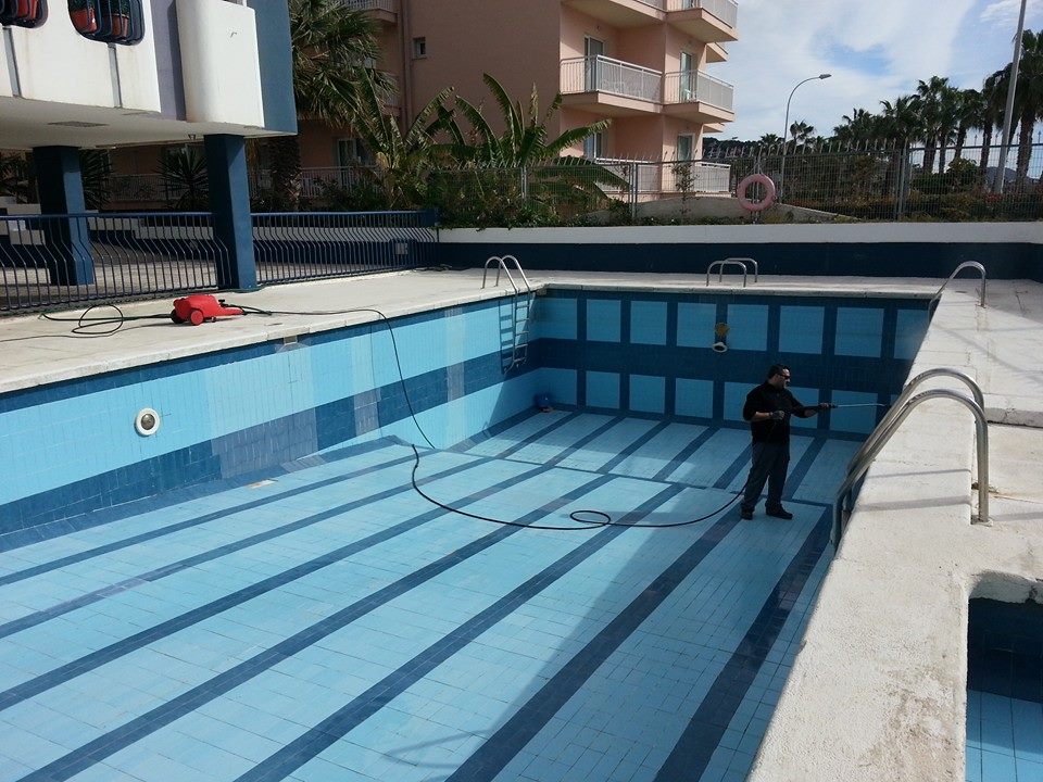 quitar algas piscina malaga